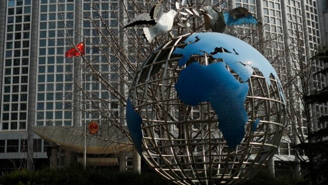 中國外交部大樓前的地球儀與和平鴿。（2020年3月18日）