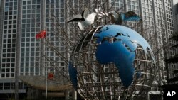 资料照片: 中国外交部大楼前的地球仪与和平鸽。（2020年3月18日）