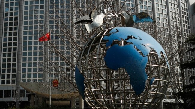 中国外交部大楼前的地球仪与和平鸽。(2020年3月18日)