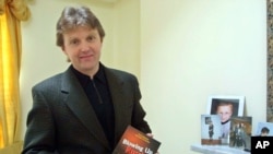 Cựu điệp viên Nga Alexander Litvinenko, tác giả cuốn sách "Blowing Up Russia: Terror From Within" (tạm dịch: "Làm nổ tung Nga: Khủng bố từ bên trong"), tại nhà riêng ở London, 10/5/2002.