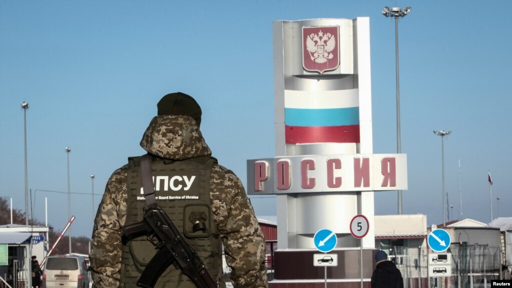 Украинский пограничник несет службу рядом с российской границей на севере Харьковской области, 28 ноября 2018 года