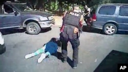 Hình ảnh được trích ra từ đoạn video do Sở Cảnh sát Charlotte-Mecklenburg cung cấp ngày 24/9/2016 cho thấy ông Keith Scott nằm trên mặt đất khi cảnh sát tiếp cận. 