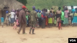 Une réunion dans un village contrôlé par les FDLR dans le Nord-Kivu, RDC. (VOA/Nicholas Long)