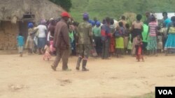 Un ressemblement dans un village contrôlé par les FDLR au Nord-Kivu, RDC. (Nicholas Long for VOA News)