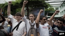 Supporters of anti-coup activists gather outside a police station, cheering them on and gesturing in Bangkok, June 24, 2015. 