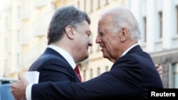 21일 우크라이나 수도 키예프를 방문한 조 바이든 미국 부통령(오른쪽)이 페트로 포로셴코 대통령과 만나 포옹하고 있다. 