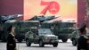 2019年10月1日在北京天安門廣場舉行為慶祝中共建政70年舉行的閱兵式上展示的中國車載東風17型彈道導彈。