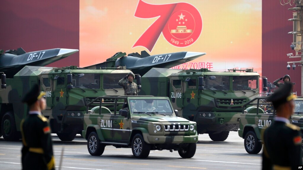2019年10月1日在北京天安门广场举行为庆祝中共建政70年举行的阅兵式上展示的中国车载东风17型弹道导弹。(photo:VOA)
