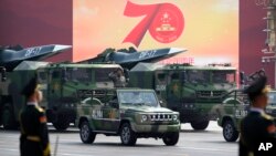 2019年10月1日在北京天安門廣場舉行為慶祝中共建政70年舉行的閱兵式上展示的中國車載東風17型彈道導彈。