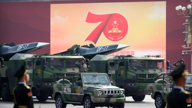 2019年10月1日在北京天安门广场举行为庆祝中共建政70年举行的阅兵式上展示的中国车载东风17型弹道导弹。(美联社照片)