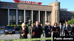 Erdogan Ankara Garı önünde saldırının gerçekleştiği olay yerini ziyaret etti