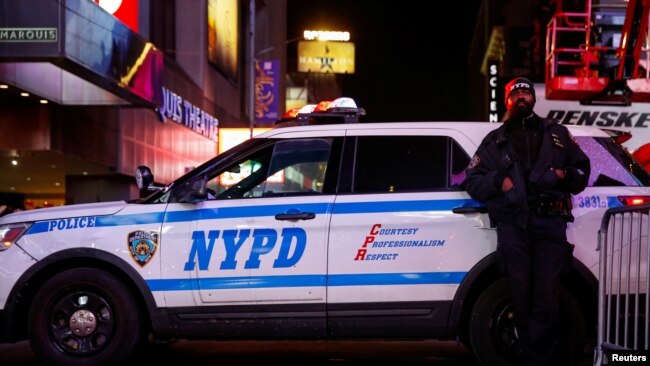 Тысячи сотрудников правоохранительных органов обеспечивают безопасность на Таймс-сквер