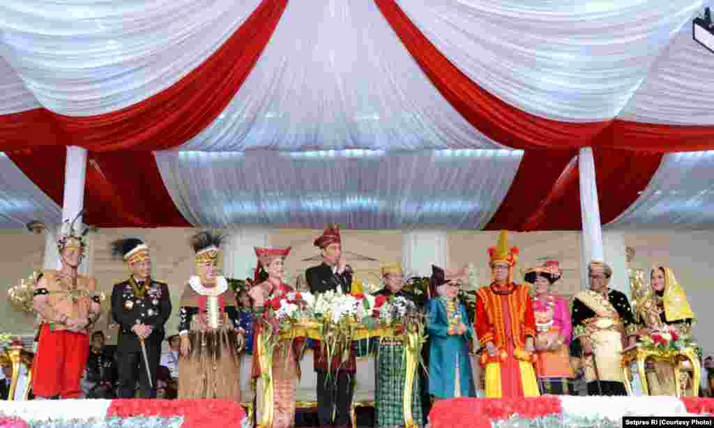 &quot;Kita ini Indonesia, kita warna warni dan sangat beragam,&quot; tukas Presiden Jokowi ketika ditanya pentingnya mengenakan pakaian tradisional saat upacara bendera kali ini, Jakarta, 17 Agustus 2017. (Courtesy: Setpres RI)