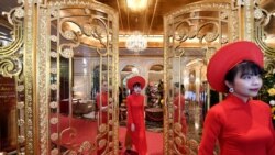 Le personnel attend pour accueillir les invités dans le hall du tout nouvel hôtel Dolce Hanoi Golden Lake, le premier hôtel plaqué or au monde, à Hanoi le 2 juillet 2020.