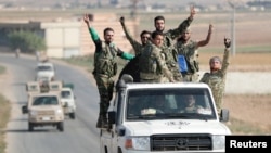 터키가 지원하는 시리아 반군이 지난 22일 터키 국경과 인접한 시리아 탈 아브야드(Tal Abyad) 마을을 지나고 있다. 