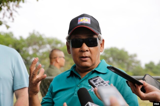 លោក ញ៉ែម ថ្ថាវី ថ្លែងទៅកាន់អ្នកសារព័ត៌មានក្នុងនៅទីលានកីឡាបេស្បលមួយក្នុងឃុំបល្ល័ង ភូមិដូងស្រុកបារាយណ៍ ខេត្តកំពង់ធំកាលពីថ្ងៃទី១៨ ខែ មីនា ឆ្នាំ ២០១៨។(ទុំ ម្លិះ/VOA)