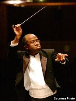 Michael Morgan conducts the Oakland East Bay Symphony in California. (Pat Johnson)