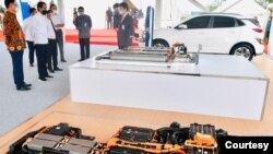 Presiden Jokowi meninjau pabrik baterai untuk kendaraan listrik yang diklaim sebagai yang pertama di Asia Tenggara dengan nilai investasi USD1,1 miliar. (foto: Setpres RI/ilustrasi)