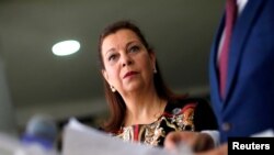 La embajadora del gobierno interino, María Teresa Belandria, recordó que cualquier comunicación que no emana de la representación del gobierno interino “es falsa y constituye una indebida usurpación de funciones”.