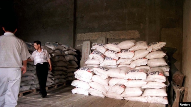 资料照：通过联合国世界粮食援助项目运到朝鲜平壤西北部一个仓库里的粮食。