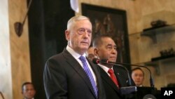 El secretario de Defensa de EE.UU., Jim Mattis, habló durante una conferencia de prensa junto a su contraparte indonesio Ryamizard Ryacudu (derecha)en Yakarta, Indonesia, el martes, 23 de enero de 2018.