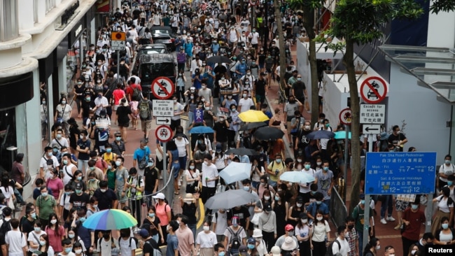 香港民众在香港主权移交纪念日举行游行反对港版国安法。（2020年7月1日）