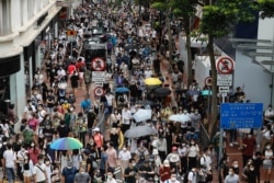 香港民众在香港主权移交纪念日举行游行反对港版国安法。（2020年7月1日）