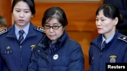 FILE - Choi Soon-sil, the woman at the center of the South Korean political scandal and long-time friend of President Park Geun-hye, arrives for a hearing for South Korean President Park Geun-hye's impeachment trial.