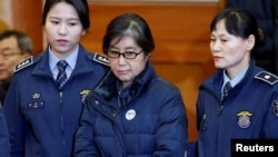 Bà Choi Soon-sil xuất hiện tại tòa hôm 13/2/2018.