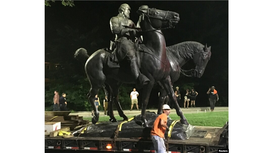 Workers remove the monuments to Robert E. Lee, commander of the pro-slavery Confederate army in the American Civil War, and Thomas "Stonewall" Jackson, a Confederate general, from Wyman Park in Baltimore, Md., Aug. 16, 2017.