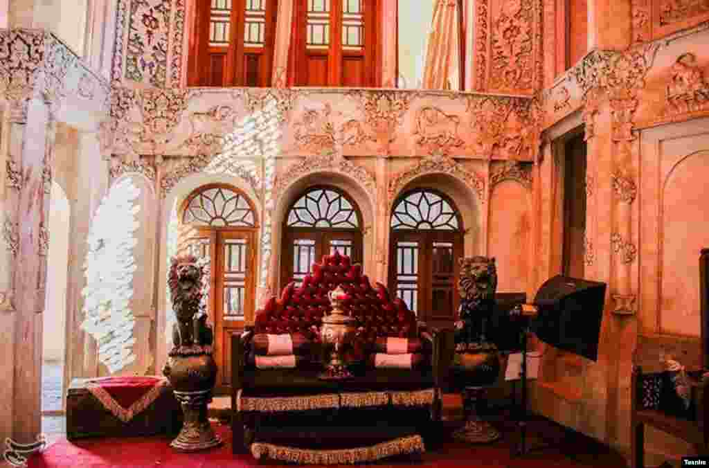 خانه بروجردی ها کاشان این خانه از نظر طرح و معماری، قدمت، تزئینات و نقاشی گچبری در زمره نفیس ترین آثار تاریخی ایران قرار دارد. عکس: احسان رسولی