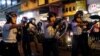 La policía dijo que las 86 personas arrestadas en Hong Kong el fin de semana tenían entre 12 y 52 años, y que eran sospechosas de delitos que incluían actos ilegales de reunión, posesión de armas ofensivas y agresión a agentes de policía.
