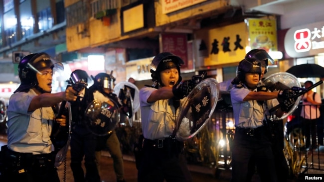 香港警察在荃湾鸣枪示警，开出反送中抗议运动期间的第一枪。(2018年8月15日)