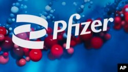 ເຄື່ອງ​ໝາຍ Pfizer ຕິດ​ຢູ່​ໜ້າ​ຕຶກ​ຂອງ​ສຳ​ນ​ັກ​ງານ​ໃຫຍ່​ຂອງ​ບໍ​ລິ​ສັດ​ນີ້ ໃນ​ນະ​ຄອນ​ນິວຢອກ, ວັນ​ທີ 5 ກຸມ​ພາ, 2021