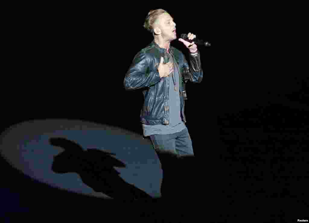 One Republic singer Ryan Tedder performs "Counting Stars" during an Apple media event in San Francisco, California.