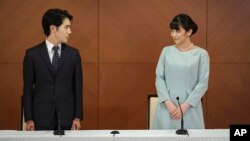 Ansyen Prenses Japonez Mako ki se pitit ene Prens Akishino ak Prenses Kiko, ak mari li Kei Komuro pandan yon konferans pou lapres pou anonse maryaj yo nan yon otel nan vil Tokyo, Japon, 26 Oct. 2021.