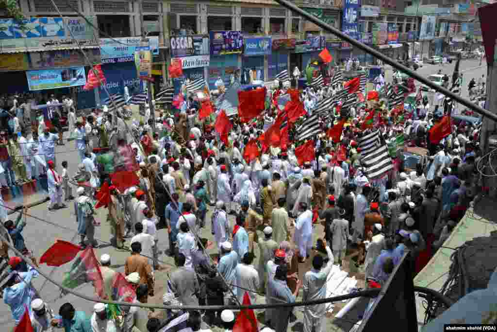 سہ فریقی اتحاد کے&nbsp;کارکن پشاور میں ایک جلوس نکال رہے ہیں۔