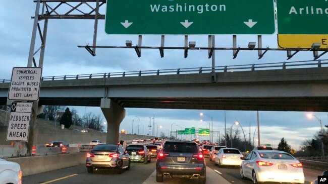 2019年1月28日凌晨政府开门第一天华盛顿I-395公路上班车流。