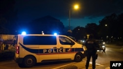 Petugas polisi Prancis berjaga di sebuah jalan di Eragny pada 16 Oktober 2020, di mana seorang penyerang ditembak mati oleh polisi setelah dia menikam seorang pria pada hari yang sama. (Foto: AF)