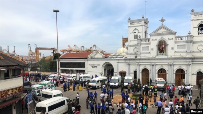 爆炸发生后，斯里兰卡军官守护在圣安东尼神社前（2019年4月21日）