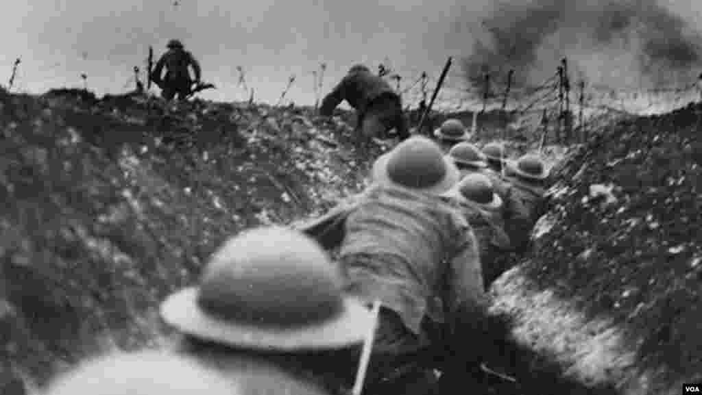 1914-cü ildən 1918-ci ilədək sürən müharibə Osmanlı, Avstriya və Rusiya imperiyalarının dağılması ilə nəticələndi və 20-ci əsrin trayektoriyasını büsbütün dəyişdi. Bu şəkildə Britaniya əsgərləri Qərb cəbhəsində hücuma keçmək üçün səngərdən çıxırlar. 