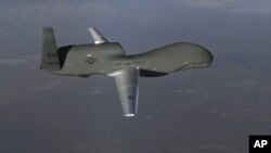 En un memorándum la Casa Blanca dijo que los drones tendrán una "función transformadora en campos tan diversos como el manejo de la infraestructura urbana, la seguridad pública, la seguridad costera, el entrenamiento militar, búsqueda y rescate y respuesta a las emergencias", 