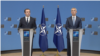 Sekjen NATO Jens Stoltenberg (kanan) dan PM Kosovo Albin Kurti dalam konferensi pers bersama di Brussel, Belgia Rabu 17 Agustus 2022 (Foto: NATO)