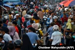 Orang-orang berkumpul di pasar jalanan untuk berbuka puasa selama bulan suci Ramadhan di Banda Aceh pada 14 April 2021. (Foto: AFP/Chaideer Mahyuddin)