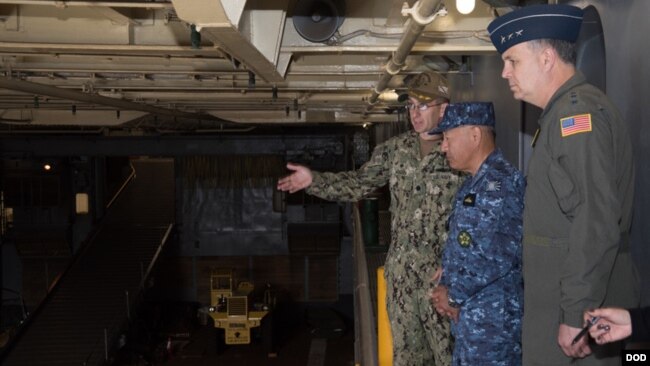 驻日美军司令马丁内斯空军中将(右)陪同日本海上自卫队官员参观美国海军日耳曼城号登陆舰