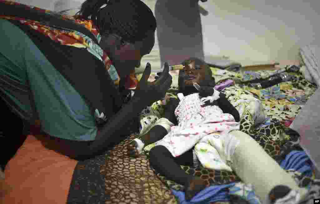 Uma menina de 13 meses, Nyalou Thong, sobrevivente da queda do avião Antonov, é atendida num hospital de Juba, Sudão do Sul, 5 Novembro 2015. (AP Photo/Jason Patinkin)&nbsp;