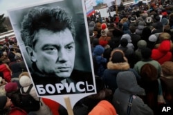 Nemtsov suikastının birinci yıldönümünde St. Petersburg'da gösteri düzenleyen muhalefet destekçileri