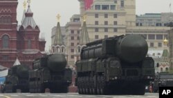 "Topol-M" ballistik raketalari paradda, Moskva.