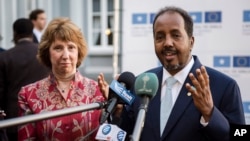 Presiden Somalia, Hassan Sheikh Mohamud (kanan) dalam konferensi pers bersama Kepala Kebijakan Luar Negeri Uni Eropa Catherine Ashton di Brussels (16/9). 
