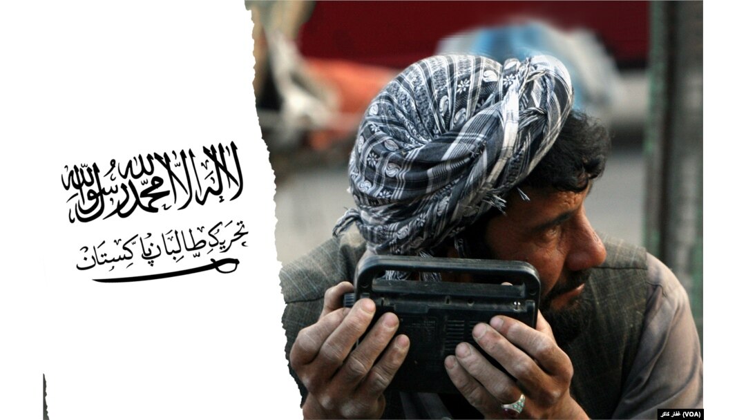 Seorang anggota Taliban sedang mendengarkan radio. (Foto: VOA)